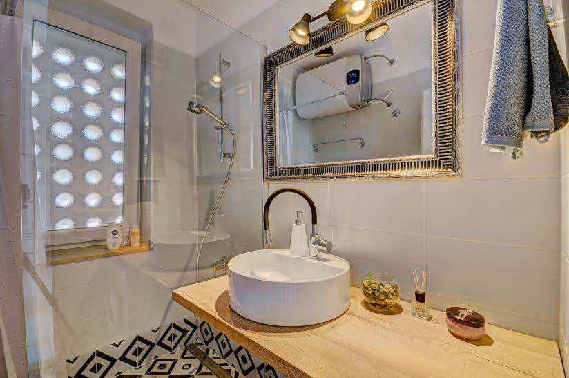 Lola App In City Center, 4+1 Pax Pula Ngoại thất bức ảnh